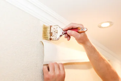 Pose de papier peint à Lourde — revêtements muraux et toiles de verre